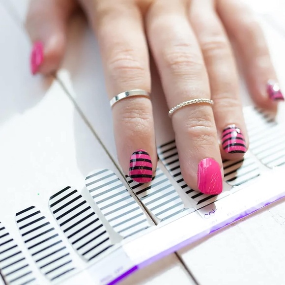 Between The Lines 💅✨ Color STREET NEW Sealed - Long Lasting Nail Polish Strips - Picture 2 of 9